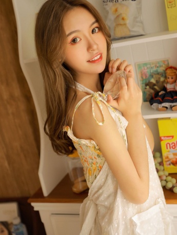 性感美女模特碎花吊带裙撩人写真