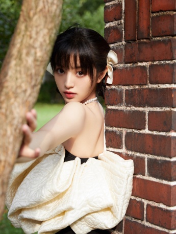 Tian Xiwei sexy photo in black and white bow tube top dress