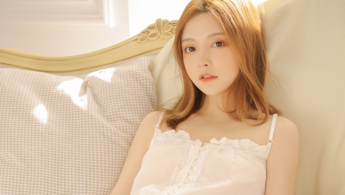 吊帶美女嫵媚撩人寫真桌麵壁紙