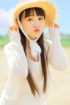 戴着草帽的女孩唯美清新户外写真