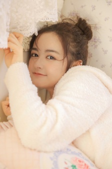 养眼居家美女性感床上写真