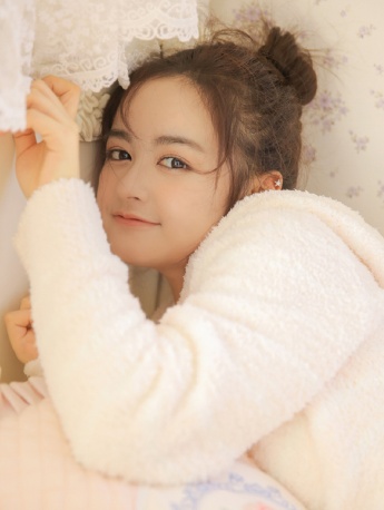 养眼居家美女性感床上写真