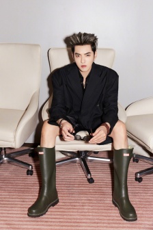 Wu Yifan's handsome cyberpunk stage photo pictures