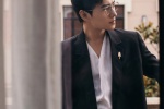 Yang Yang looks so handsome in gold-rimmed glasses