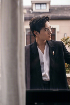 Yang Yang looks so handsome in gold-rimmed glasses