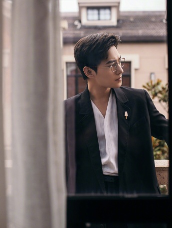 Yang Yang looks so handsome in gold-rimmed glasses