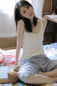 氣質女生吊帶睡褲慵懶居家寫真