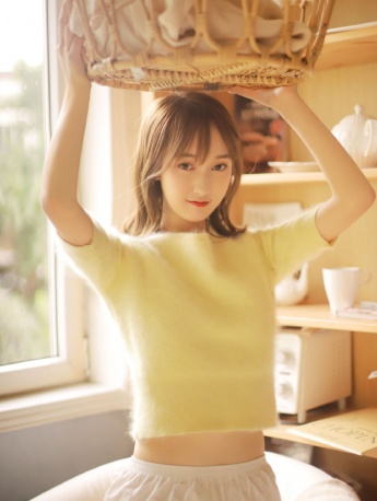 温柔美女生居家甜美写真