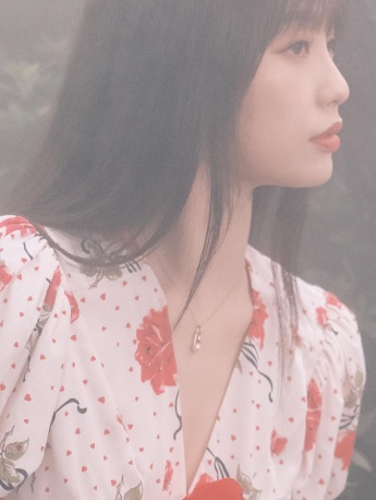 虞书欣碎花连衣裙手机壁纸