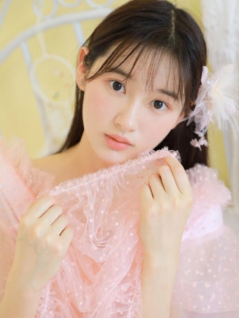 粉色蕾丝裙美女妩媚性感床上写真