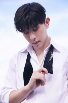 Deng Lun's refreshing and handsome photo in white shirt