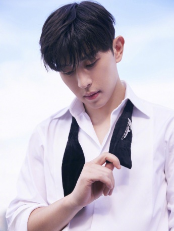 Deng Lun's refreshing and handsome photo in white shirt