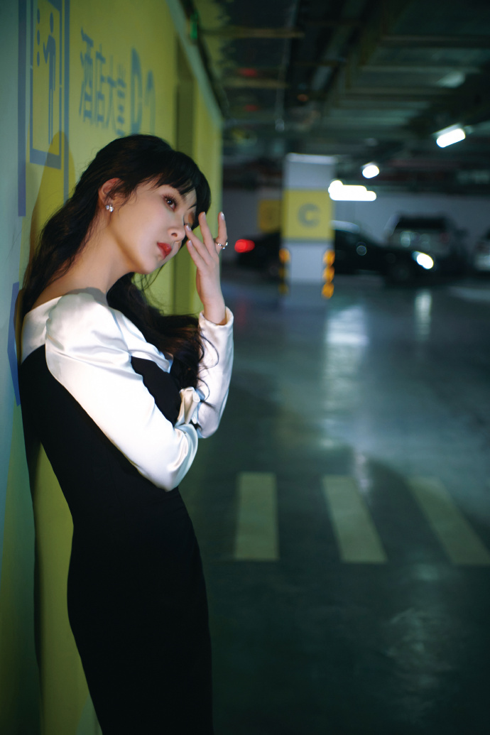 杨紫黑白穿搭时尚停车场写真
