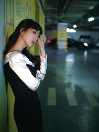 Yang Zi black and white outfit fashionable parking lot photo