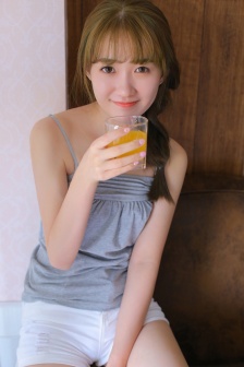 性感美女mm吊帶短褲撩人寫真