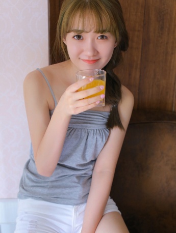 性感美女mm吊带短裤撩人写真