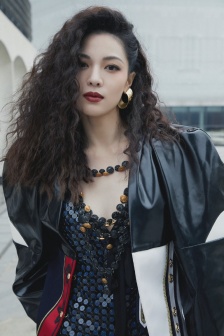 Zhong Chuxi LV2022 Spring and Summer Show Sexy Photos