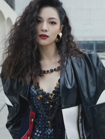 Zhong Chuxi LV2022 Spring and Summer Show Sexy Photos