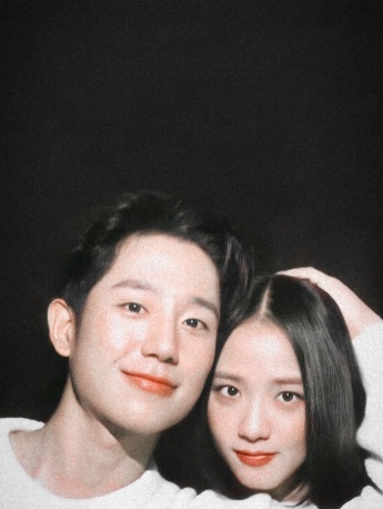 Snow drop flower protagonist couple mobile wallpaper