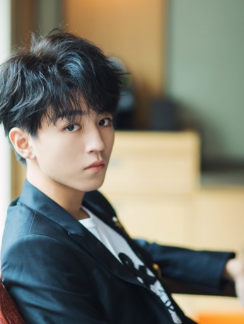 Wang Junkai's handsome photo mobile wallpaper