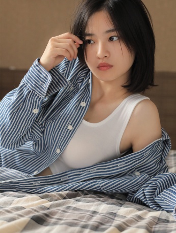 性感美女蓝色衬衣吊带小蛮腰写真