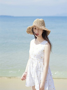 夏日海边草帽美女