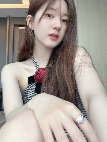 趙露思優雅性感寫真圖片