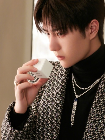 王一博香奈儿活动照帅气图片