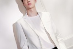 Wang Yibo's refreshing and handsome photo in white suit