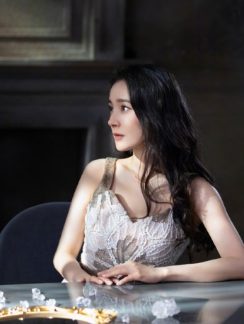 Yang Mi's sexy and charming photo pictures of deep V dress