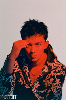 吴磊红色光影帅气封面写真