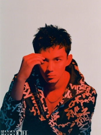 吴磊红色光影帅气封面写真