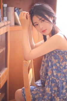 吊帶睡衣美女嫵媚性感寫真