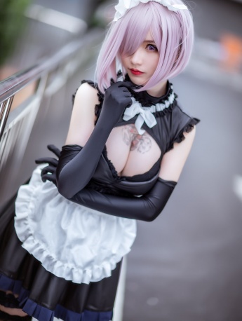 豐滿美女黑絲超短裙女僕制服寫真