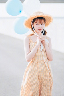 Beautiful photo wallpaper of girl holding balloon in hand