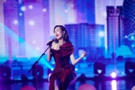 Wang Ou's white and sexy photo in red fishtail skirt