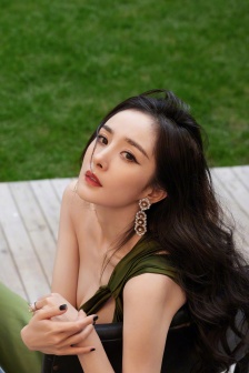 Yang Mi sexy and charming photo mobile wallpaper