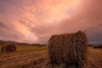 Haystacks on the grassland in autumn pictures desktop wallpaper