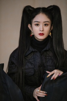 Zhao Liying's dark and charming photo with double ponytails