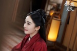 Stills and pictures of Yang Mi's wife Huzhu in red clothes
