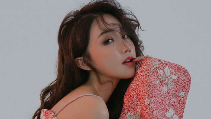 嫵媚美女性感寫真桌麵壁紙