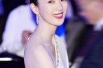 Tong Yao's elegant and sexy photo in off-shoulder white dress