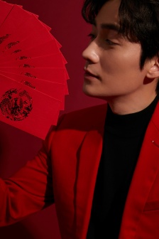 朱一龍紅色西裝紳士帥氣寫真手機壁紙