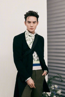 Wang Kai elegant and handsome photo in black coat
