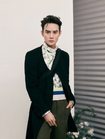Wang Kai elegant and handsome photo in black coat