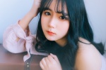 清冷气质美女小露香肩性感写真