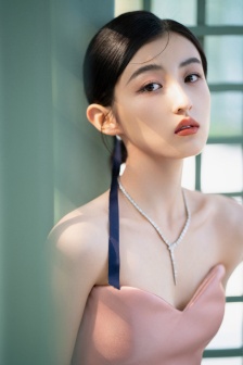 Zhang Zifeng's charming and sexy photos in chest-wrapped dress