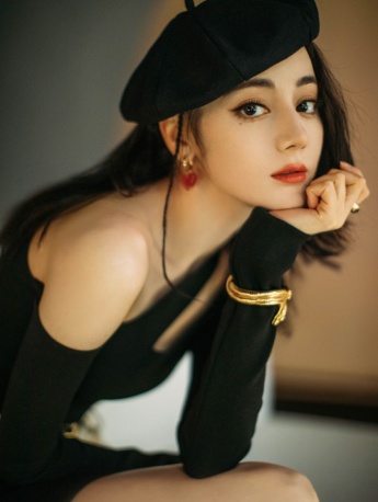 迪麗熱巴摩登性感寫真圖片