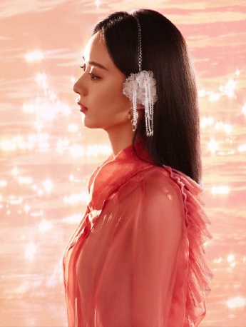 Zhao Liying's gentle figure, fashionable and sexy photo