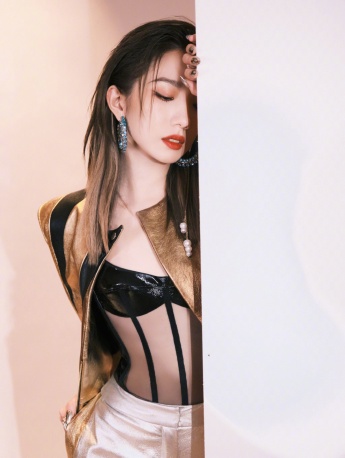 Meng Meiqi's wild and sexy stage photos